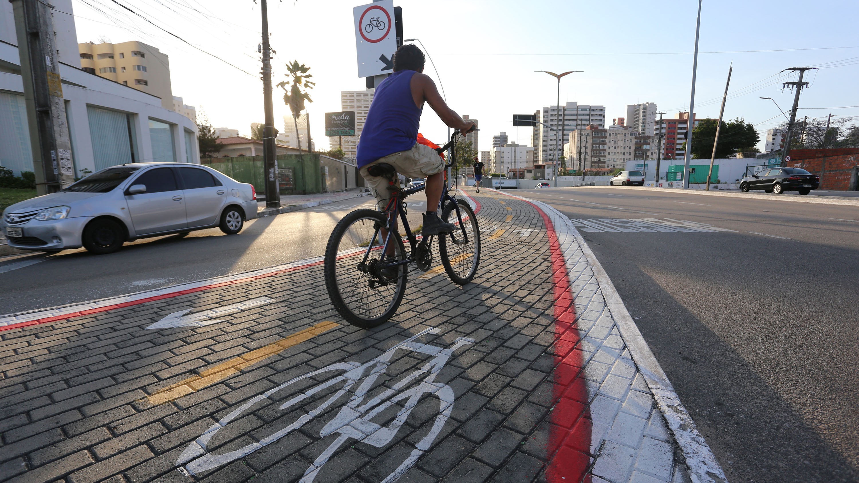 homem andando de bicicleta numa ciclofaixa sinalizada